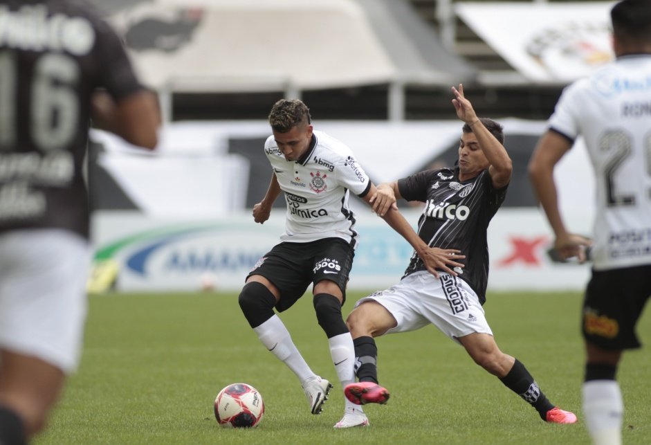 Victor Cantillo no jogo contra a Ponte Preta, na Neo Qumica Arena, pelo Campeonato Paulista