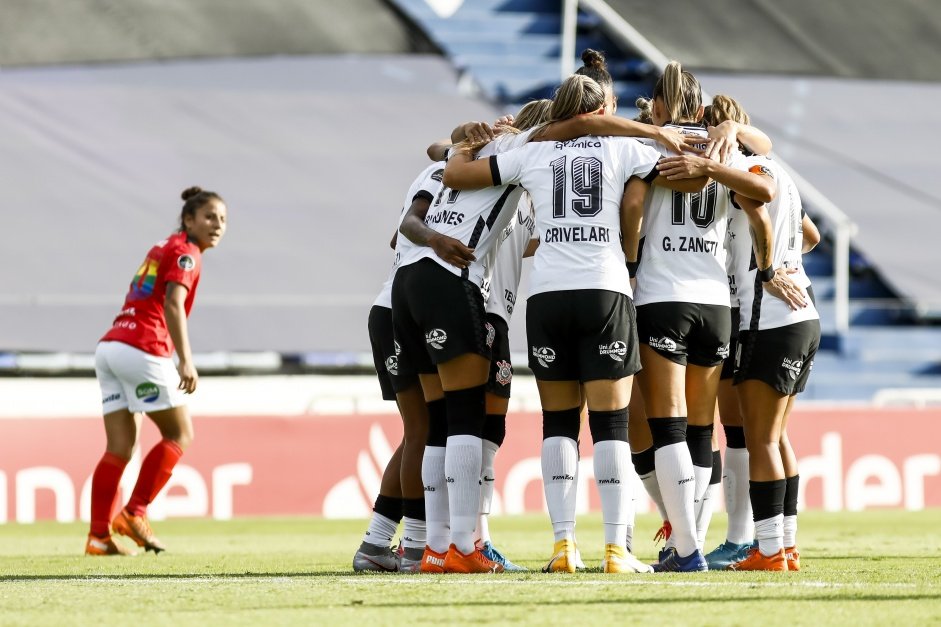 Elenco do Corinthians feminino reunido para comemorar gol contra o Santigo Morning