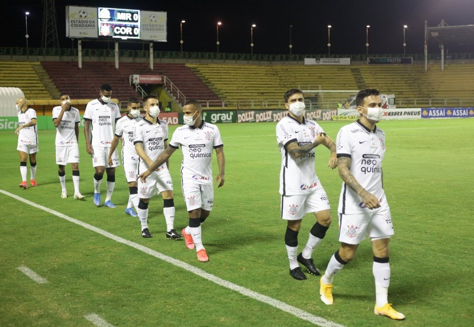 Jogadores do Corinthians entram em campo para enfrentar o Mirassol pelo Paulisto