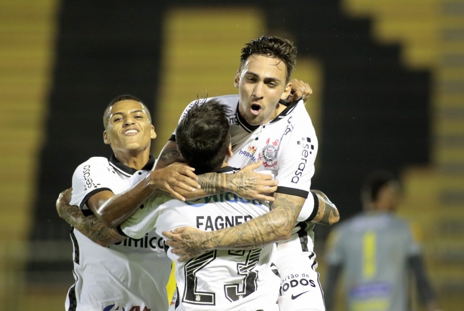 Mosquito, Fagner e Varanda comemoram gol diante do Mirassol