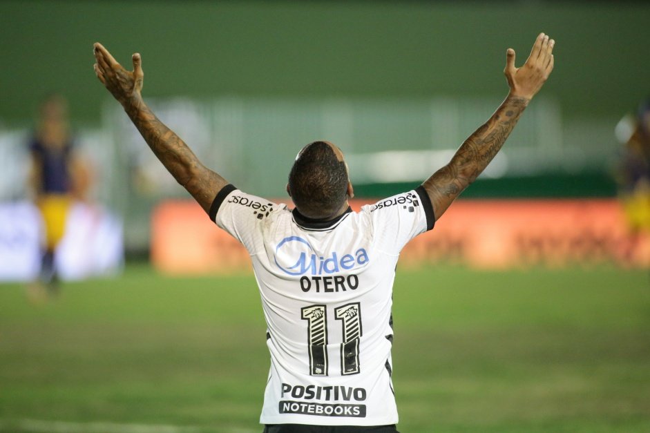 Otero comemora seu primeiro gol de falta com a camisa do Corinthians