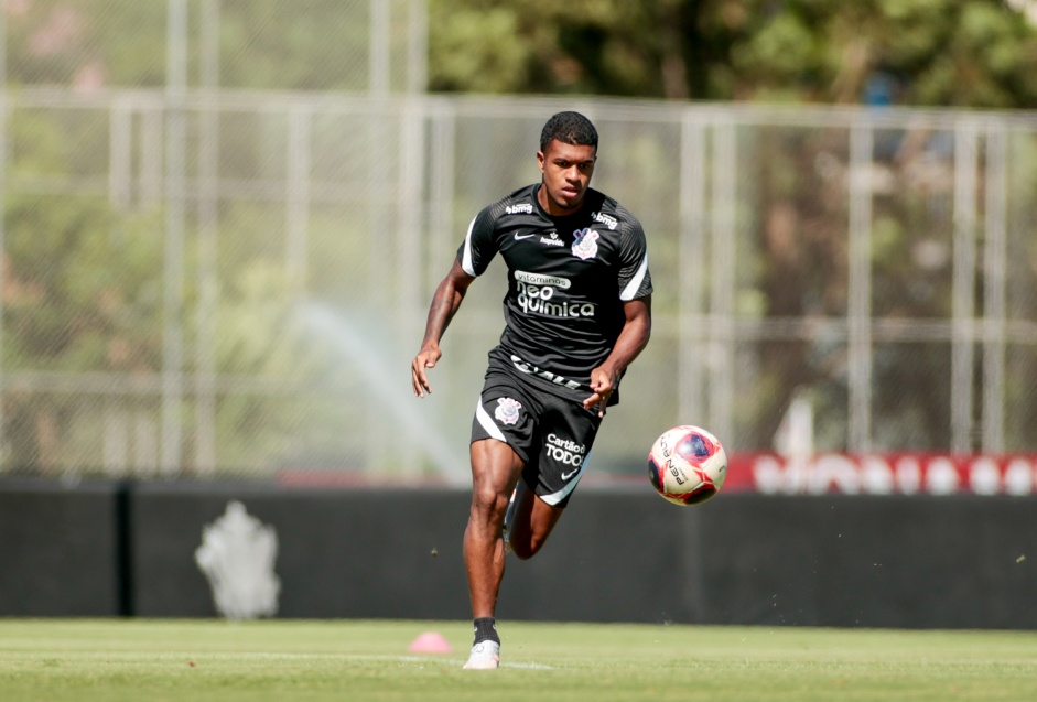 Atacante Lo Natel durante treinamento do Corinthians no CT