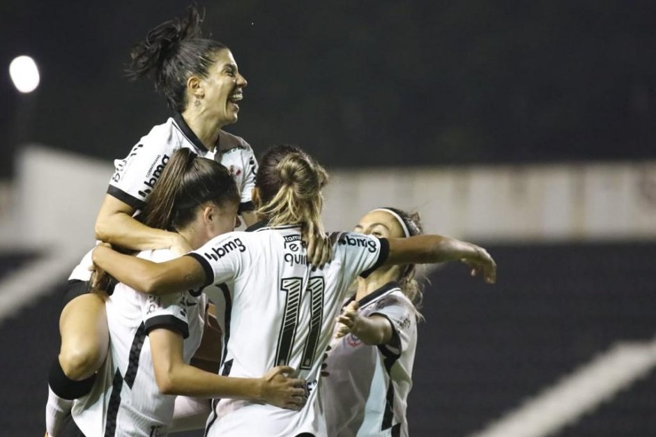 Elenco do Corinthians Feminino comemora vitria na estreia do Brasileiro, contra o Napoli