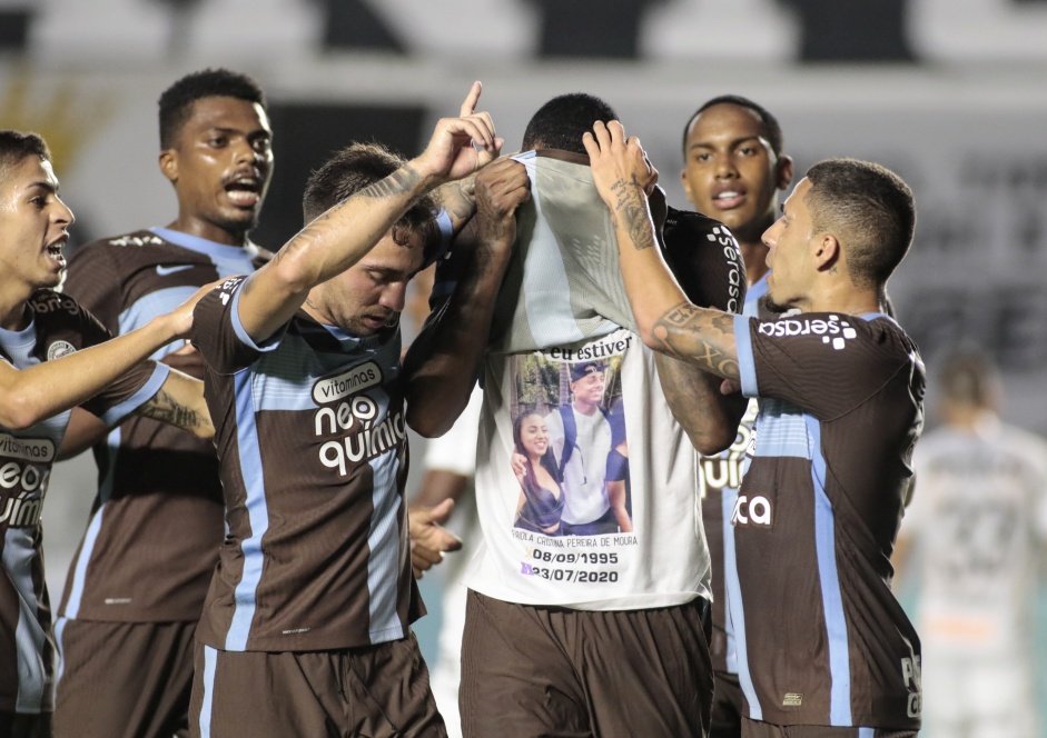 Raul Gustavo comemorando seu primeiro gol pelo Corinthians