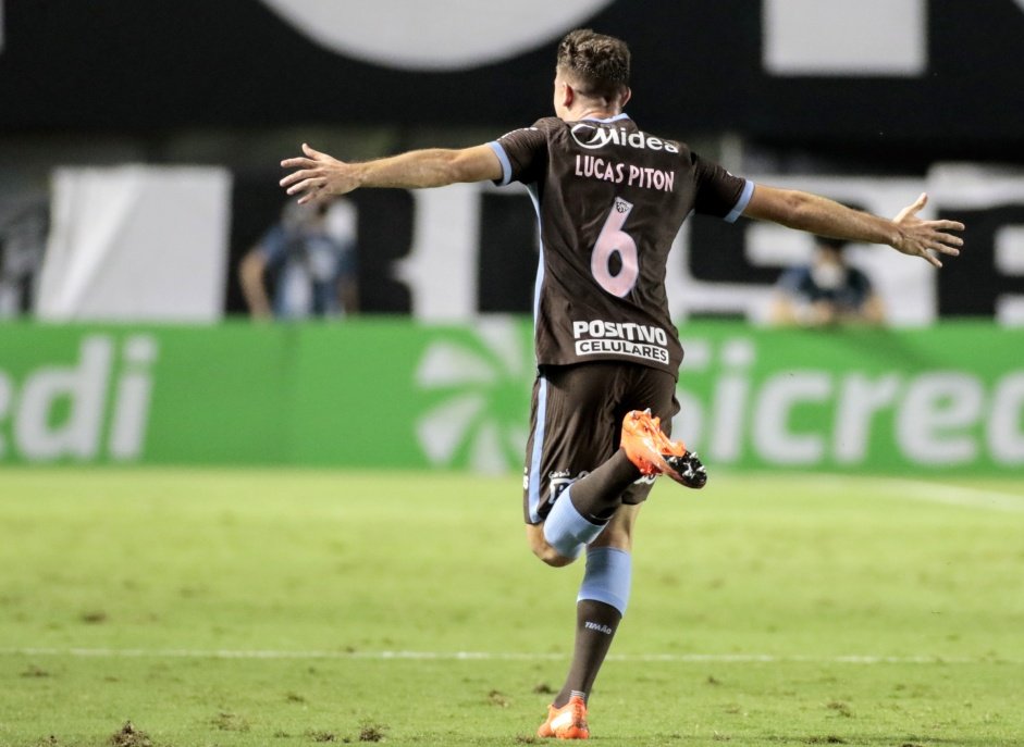 Lucas Piton comemorando seu gol contra o Santos, pelo Campeonato Paulista, na Vila Belmiro
