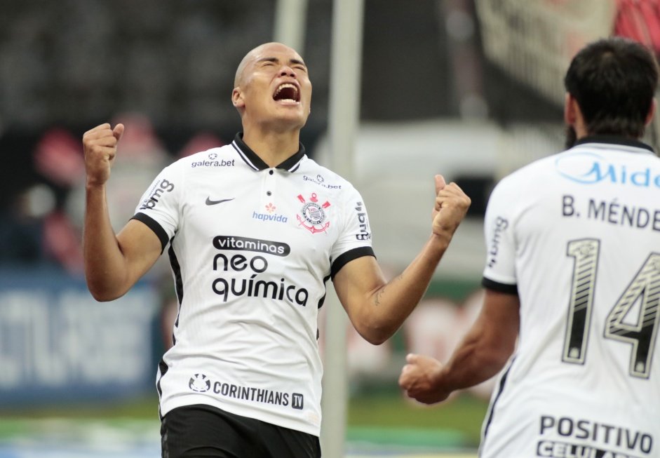Mandaca vibra muito com seu gol contra o Novorizontino, pelo Campeonato Paulista