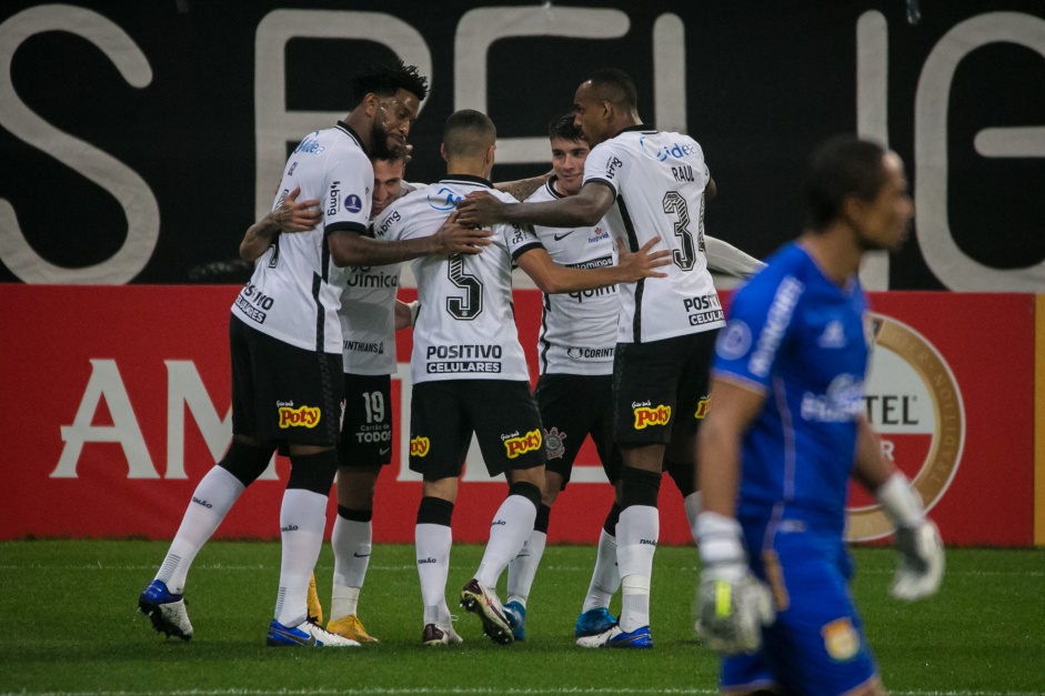 Jogadores comemorando o gol de Mosquito na partida entre Corinthians e Huancayo