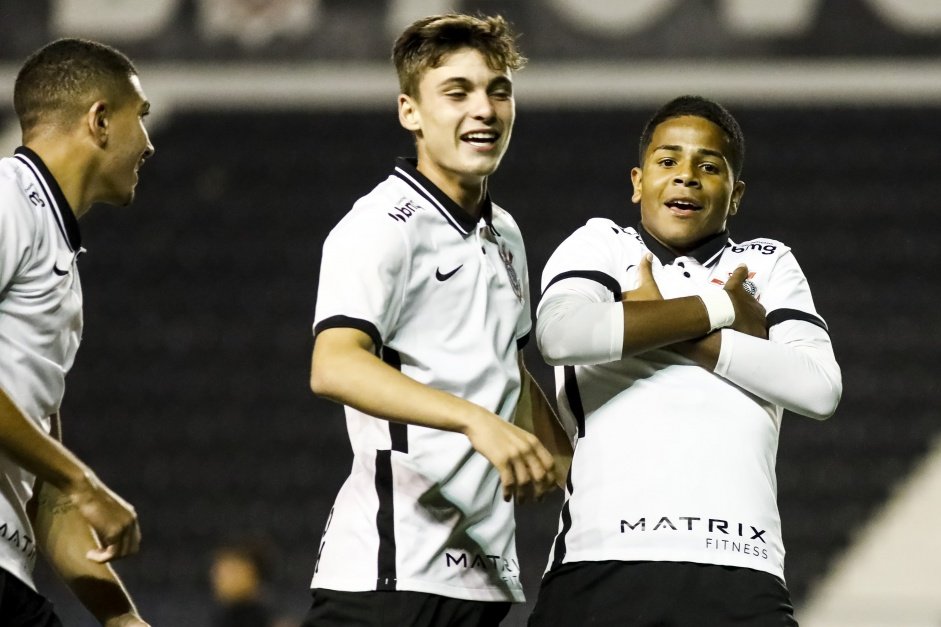 Wesley Teixeira e Breno Bidon comemorando o gol do atacante contra o Vasco, pelo Brasileiro Sub-17