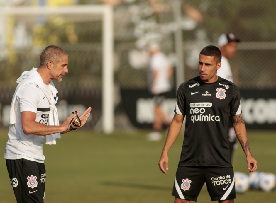 Sylvinho conversa com volante Gabriel durante treino do Corinthians no CT Joaquim Grava