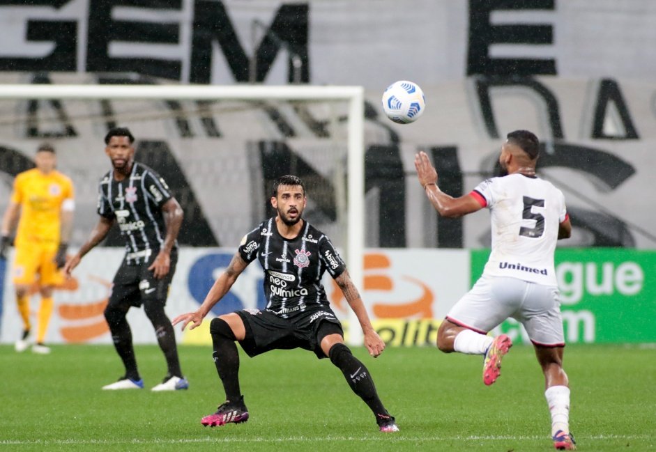 Gil e Camacho na estreia do Corinthians no Campeonato Brasileiro 2021, contra o Atltico-MG