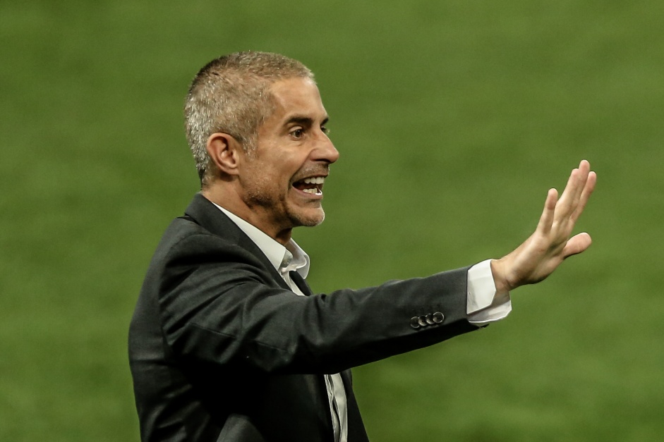 Sylvinho busca um time ideal para o Corinthians