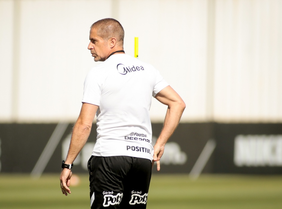 Tcnico Sylvinho durante o ltimo treino do Corinthians antes do jogo contra o Amrica-MG