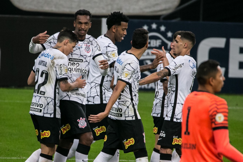 J comemora com elenco seu gol no jogo entre Corinthians e Sport, na Neo Qumica Arena
