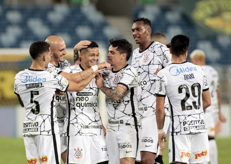 Jogadores do Corinthians comemoram segundo gol da equipe contra o Cuiab
