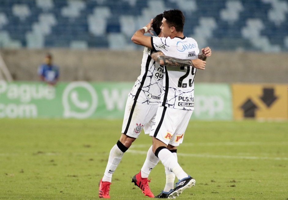 Roni e Fagner comemoram primeiro gol do Corinthians contra o Cuiab