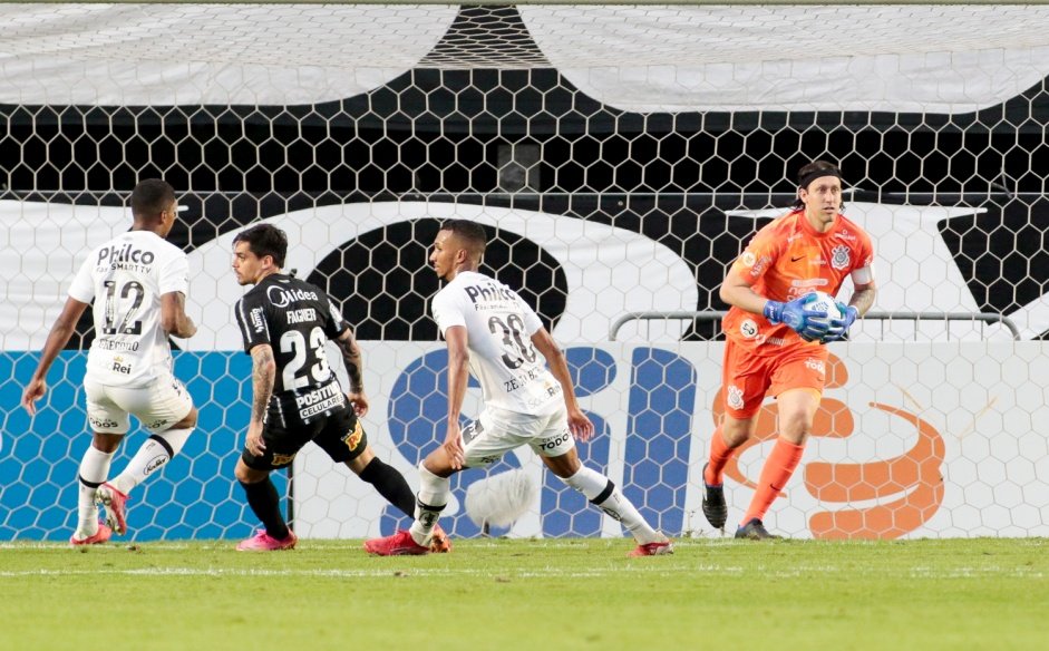 Fagner e Cssio durante partida entre Corinthians e Santos, na Vila Belmiro, pelo Brasileiro