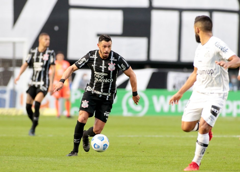 Meia Giuliano durante partida entre Corinthians e Santos, na Vila Belmiro, sua estreia pelo clube
