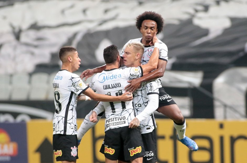 Jogadores comemoram o gol de Rger Guedes no duelo entre Corinthians e Palmeiras