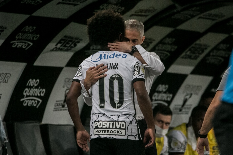 Syvinho abraça Willian após o atleta sentir incômodo e ser substituído