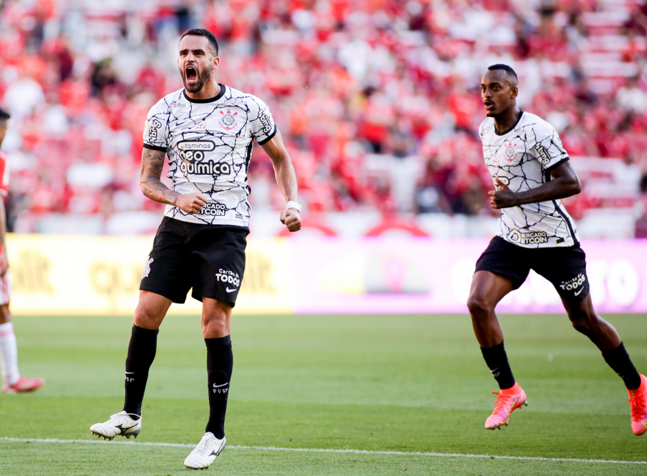 Renato Augusto e Raul Gustavo comemorando o gol do Corinthians contra o Internacional