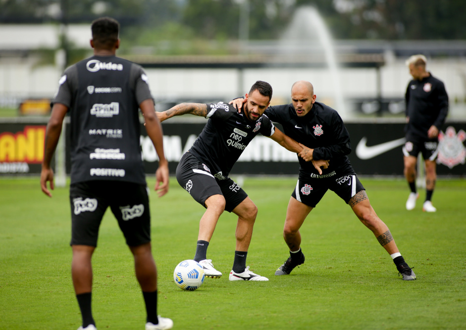 Renato Augusto e Fbio Santos durante mais um dia de atividades no CT do Corinthians