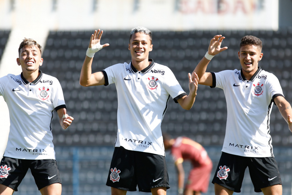 Ryan, Matheus e Keven comemorando gol no jogo entre Corinthians e XV de Ja