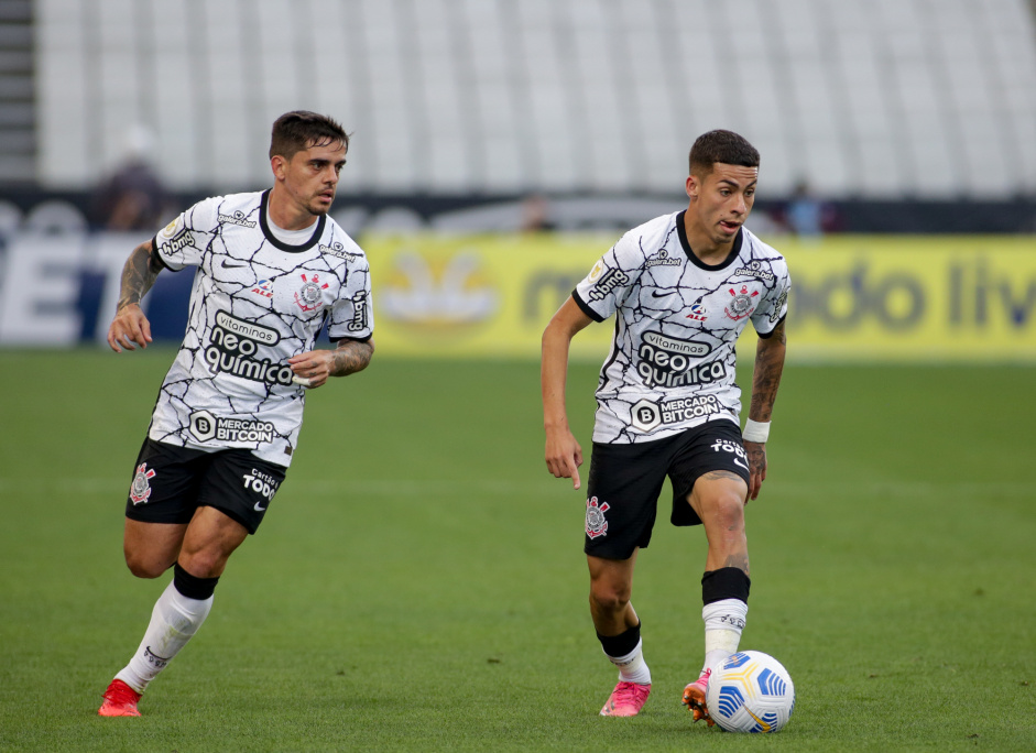 Fagner e Gabriel Pereira durante partida entre Corinthians e Fortaleza, na Neo Qumica Arena