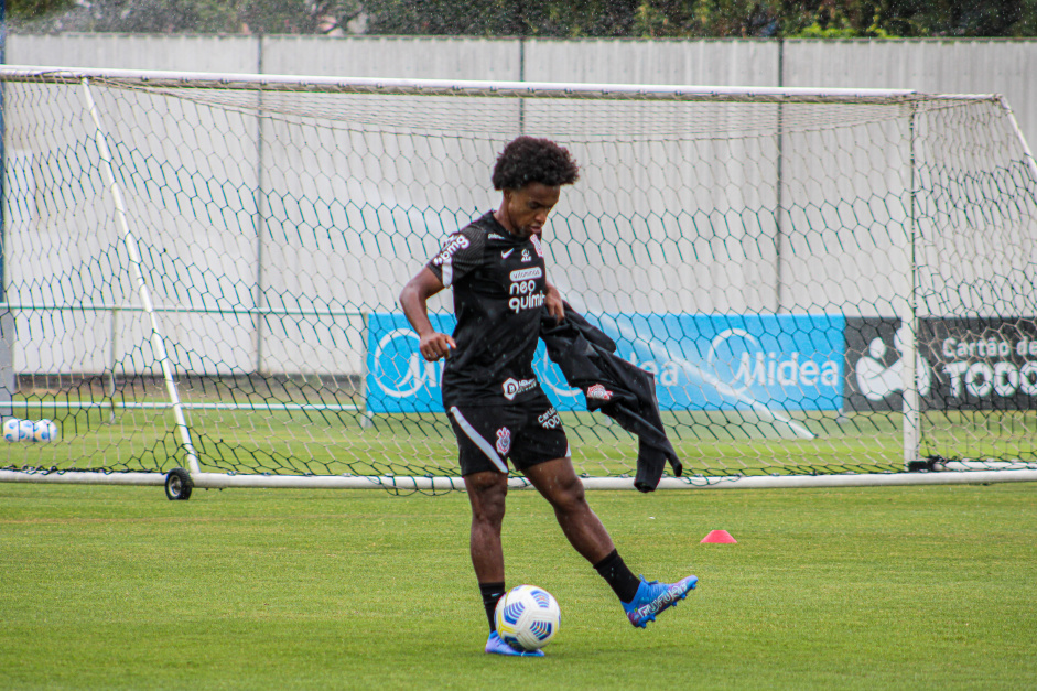 Atacante Willian durante treinamento do Corinthians no CT Joaquim Grava