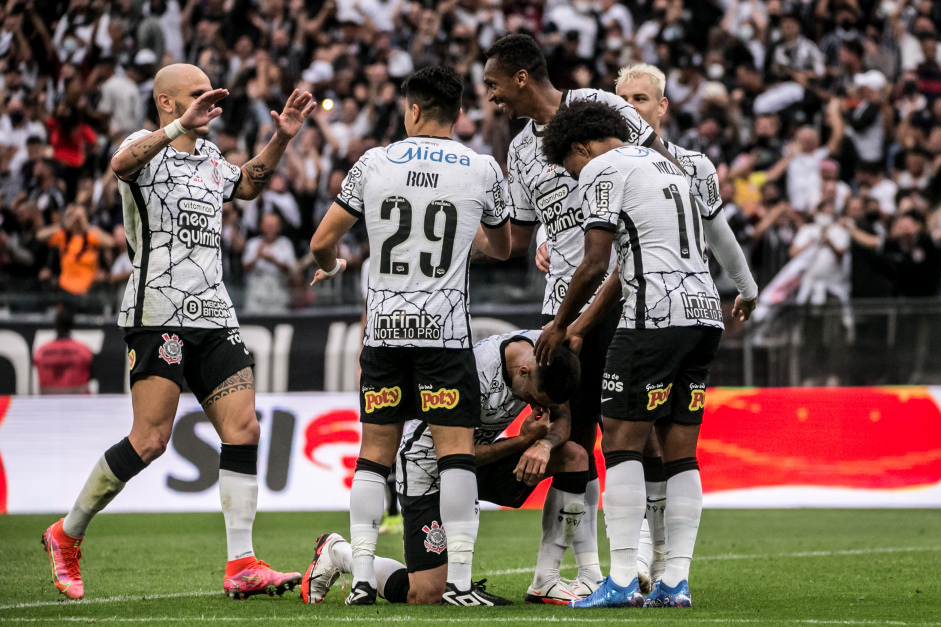 Gabriel e colegas no jogo entre Corinthians e Santos, pelo Campeonato Brasileiro