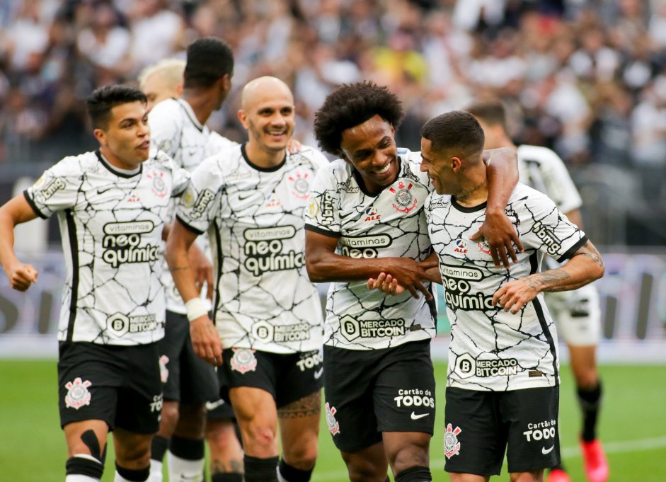 Jogadores comemorando o gol do volante Gabriel, contra o Santos, na Neo Qumica Arena