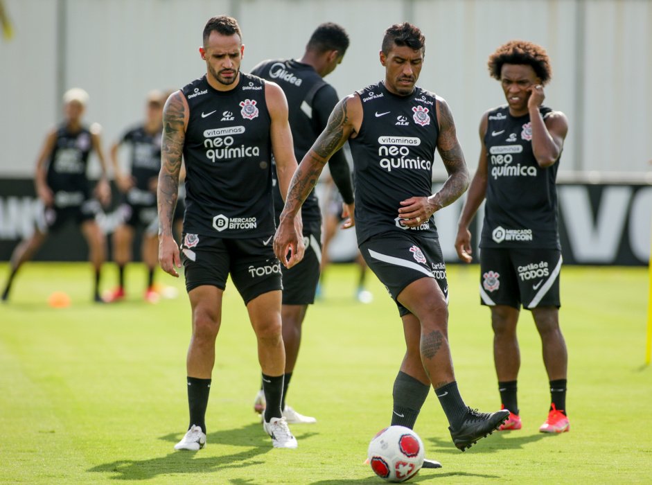 Renato, Paulinho e Willian durante treino do Corinthians no CT Joaquim Grava; trio atrai centroavantes pela capacidade técnica
