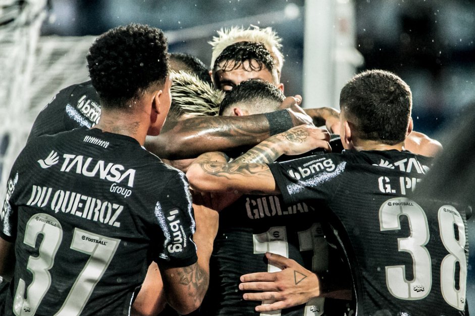 Jogadores do Corinthians comemoram o gol contra o Santo Andr