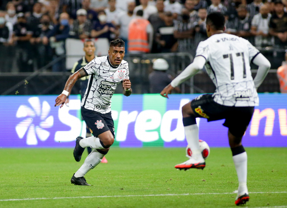 Paulinho e J em derrota do Corinthians para o Santos nesta quarta-feira