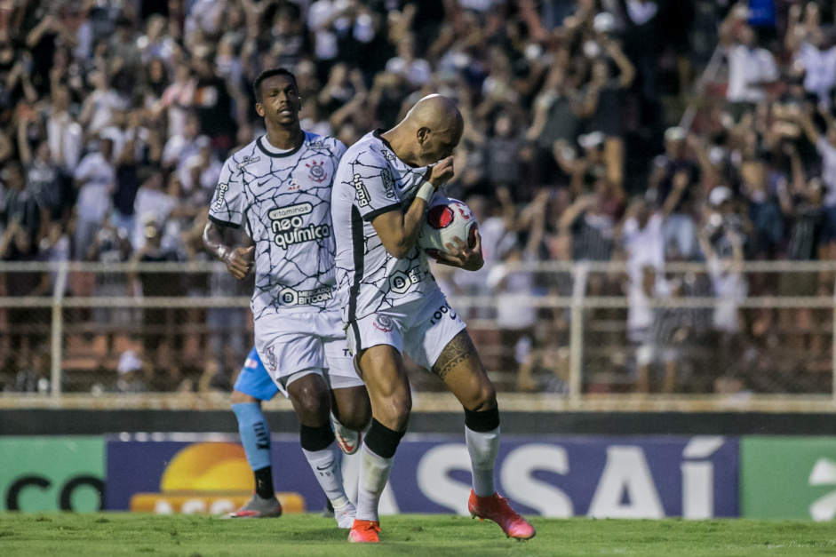 Fbio Santos e J comemoram o gol do Corinthians