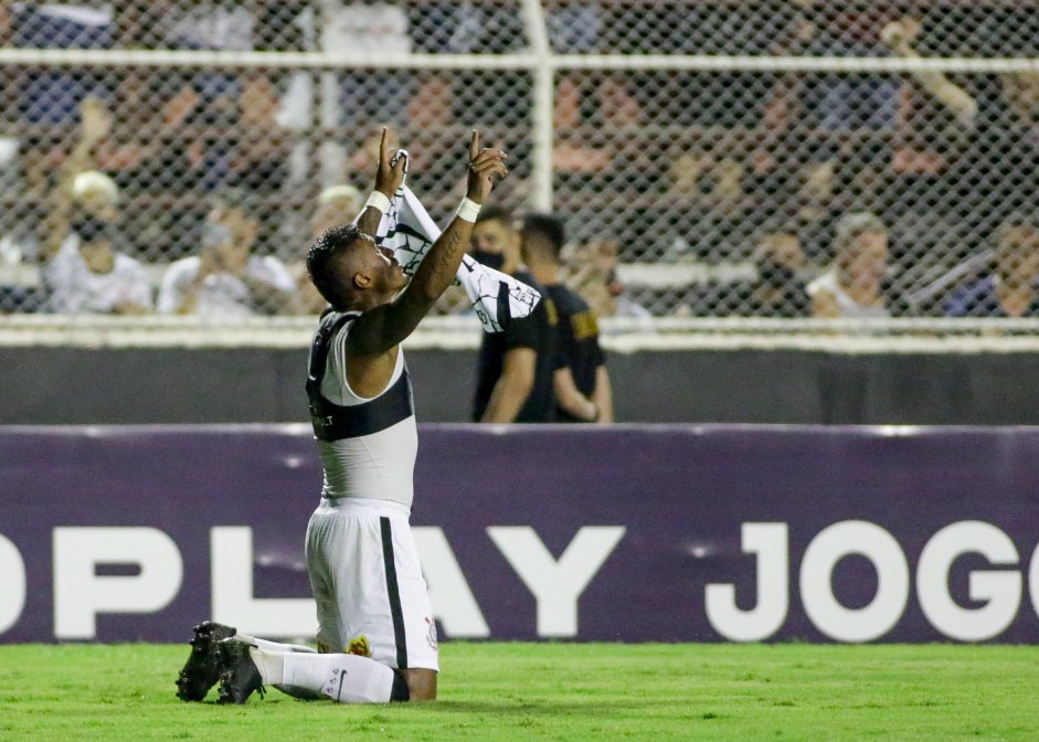Paulinho comemora gol na partida entre Corinthians e Ituano deste domingo