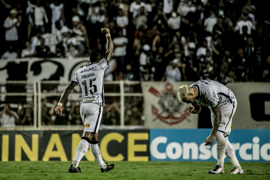 Paulinho e Rger Guedes comemoram o terceiro gol do Corinthians