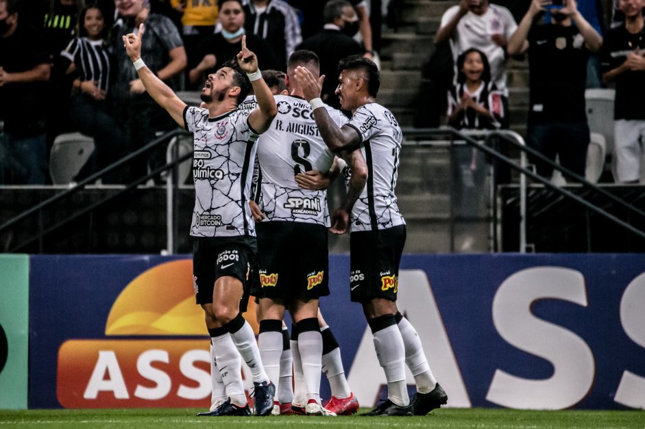 Giuliano, Renato Augusto e Paulinho comemoram o primeiro gol do Corinthians