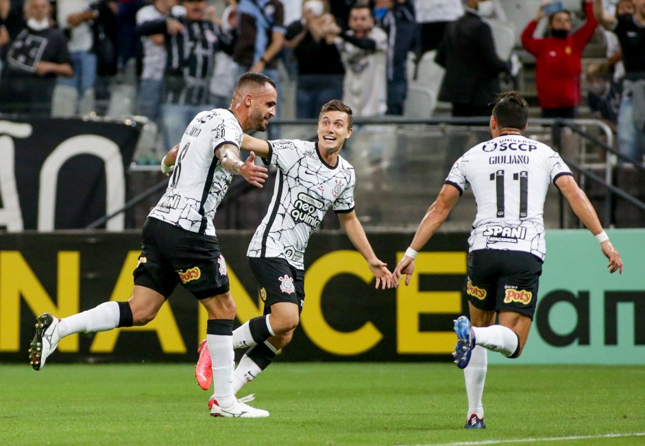 Renato Augusto, Lucas Piton e Giuliano na partida entre Corinthians e Mirassol desta quinta-feira