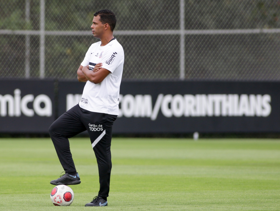 O tcnico interino Fernando Lzaro comandou mais um treino do Corinthians