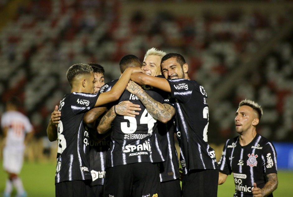 Adson, Roni, Raul Gustavo, Rger Guedes, Bruno Melo e Gustavo Silva em partida contra o Botafogo-SP