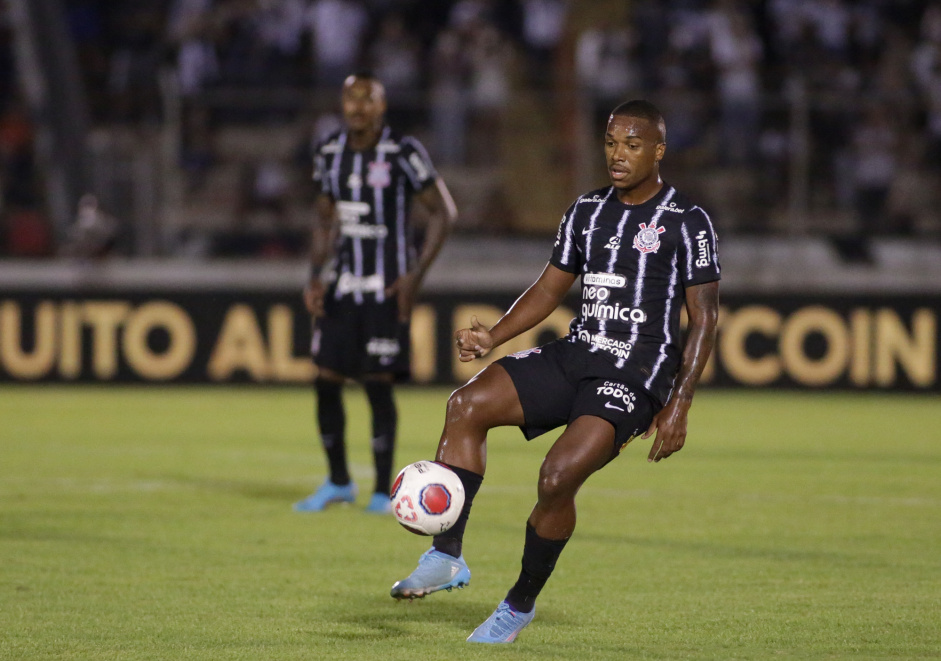 Raul Gustavo e Xavier em partida do Corinthians contra o Botafogo-SP neste sbado