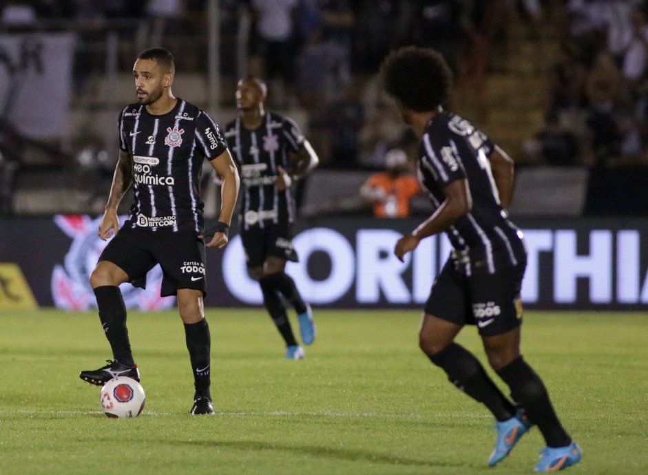 Renato Augusto, Raul Gustavo e Willian em partida do Corinthians contra o Botafogo-SP neste sbado