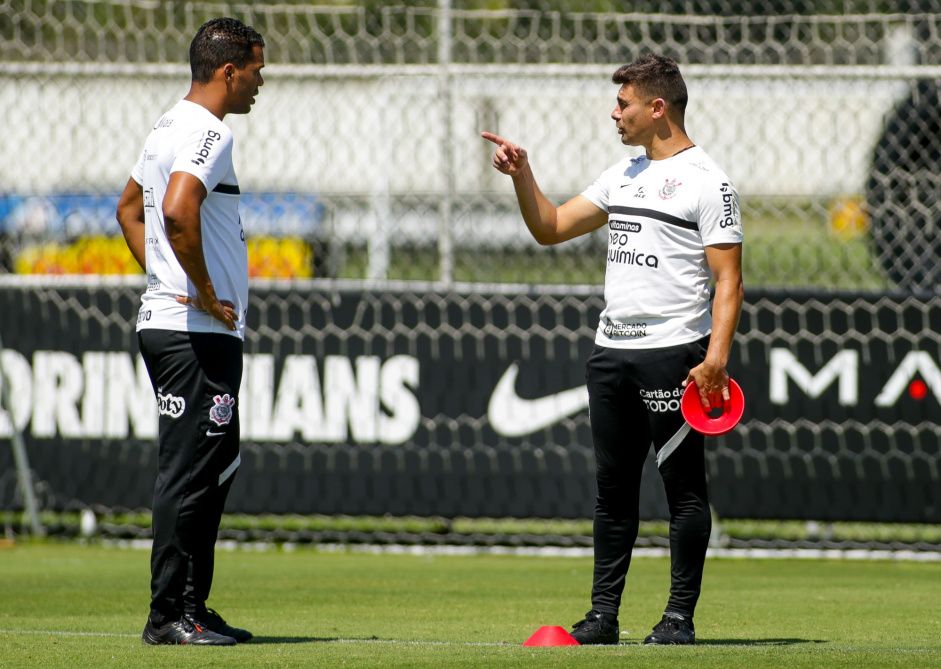 Fernando Lzaro (direita) foi treinador interino do Corinthians at a chegada de Vtor Pereira
