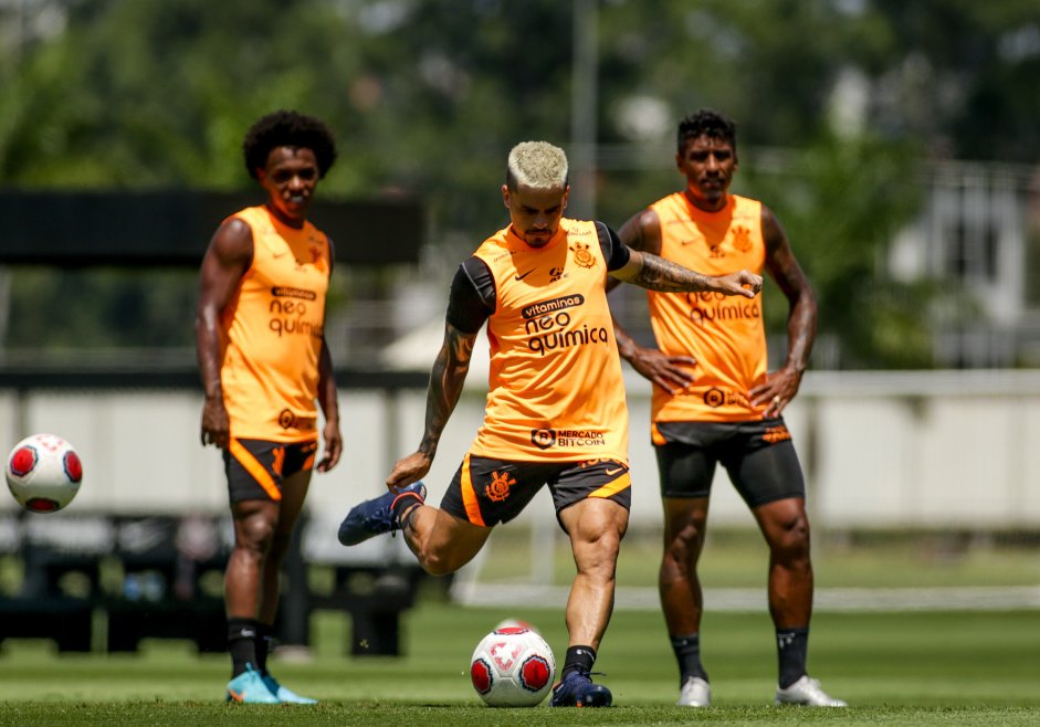 Willian, Fagner e Paulinho durante treinamento