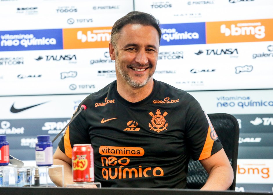 Vtor Pereira sorri em apresentao no Corinthians
