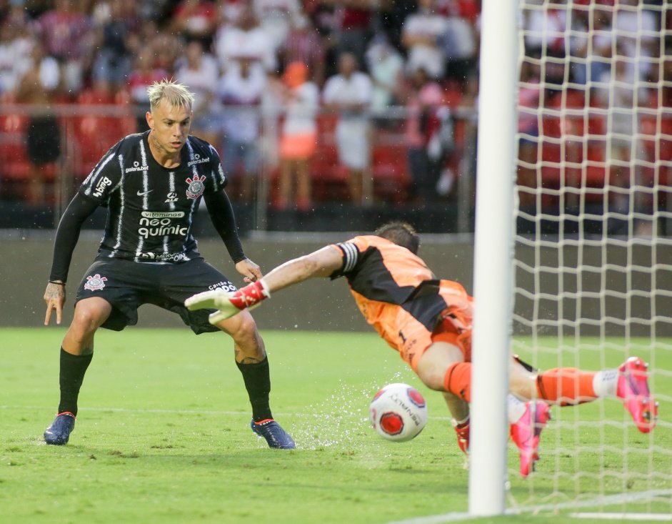 Rger Guedes na cara do gol de Tiago Volpi