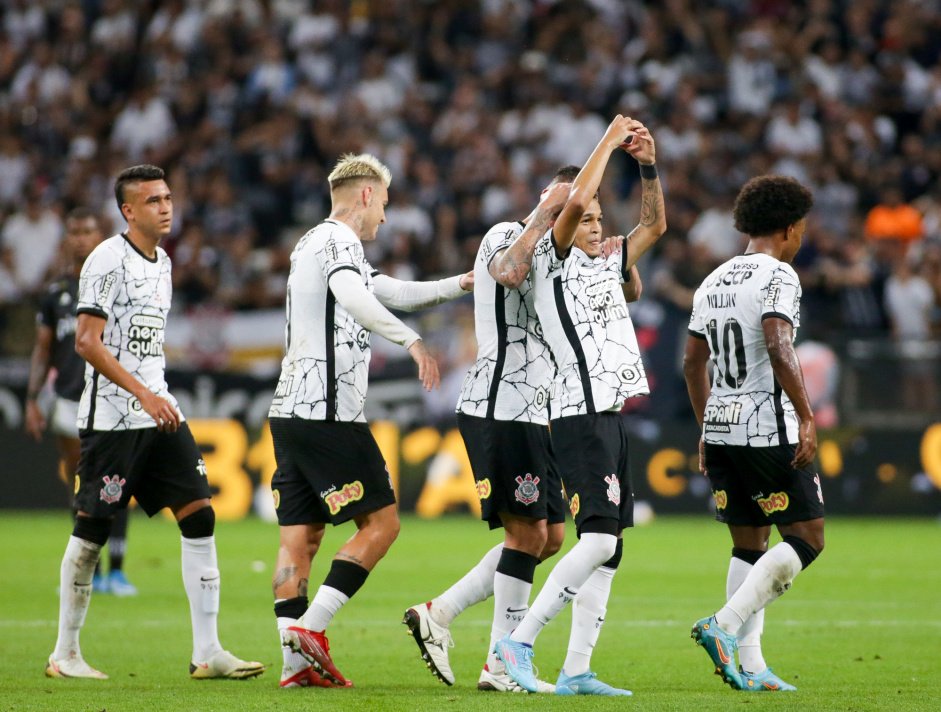 Corinthians manteve a possibilidade viva aps a goleada sobre a Ponte Preta