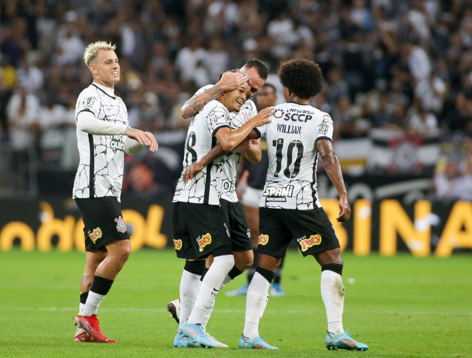 Rger Guedes, Adson, Renato Augusto e Willian comemoram gol contra a Ponte Preta