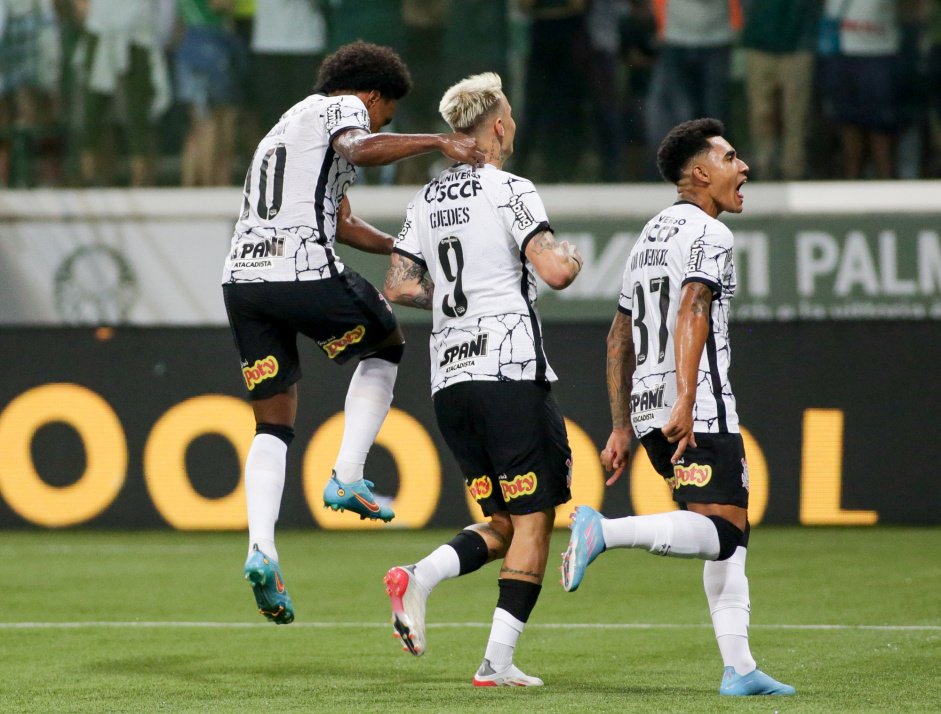 Willian, Rger Guedes e Du Queiroz na partida com o Palmeiras desta quinta-feira