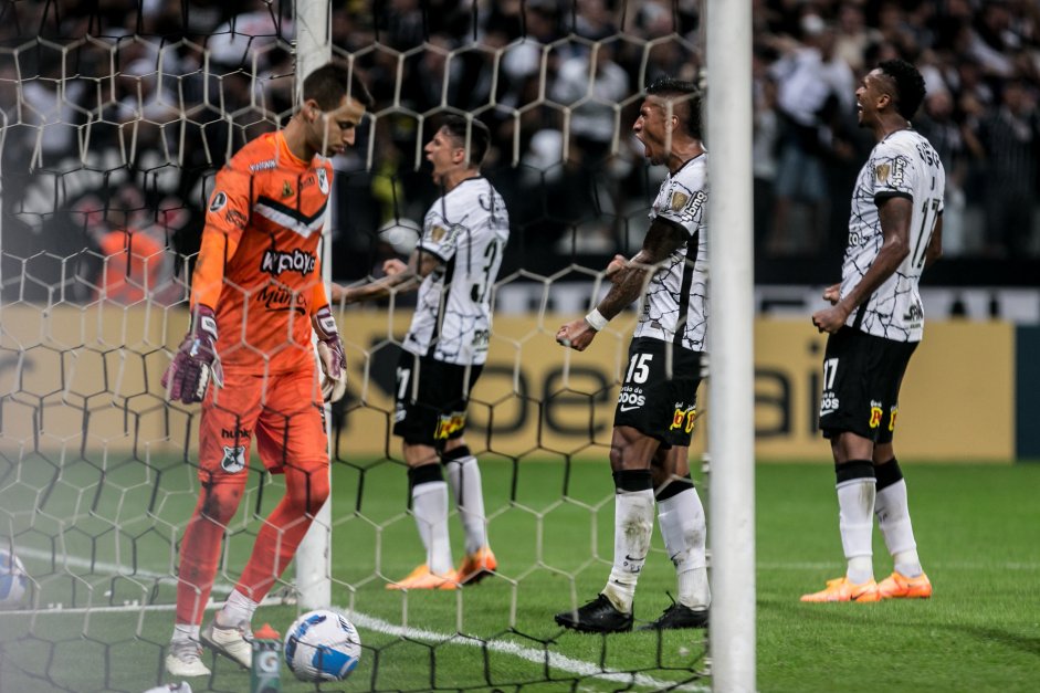 Jogadores do Corinthians comemoram o gol marcado contra pelo Deportivo Cali